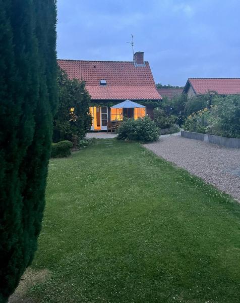 Na fotografii je vidět objekt Beach House With Access To Sandy Beach nacházející se ve městě Sønderborg.
