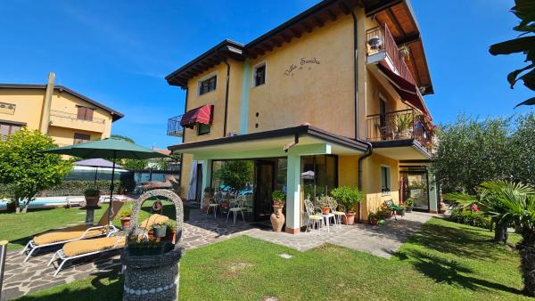 På billedet ses objektet B&B Sandra beliggende i byen Sirmione.