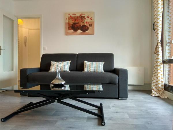 A la foto es mostra l'objecte Budget apart with balcony situat a la ciutat de Saint-Denis.