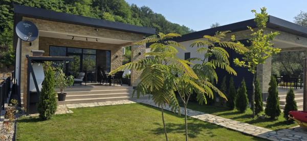 På billedet ses objektet Delta Lake House 2 beliggende i byen Velika Reka.