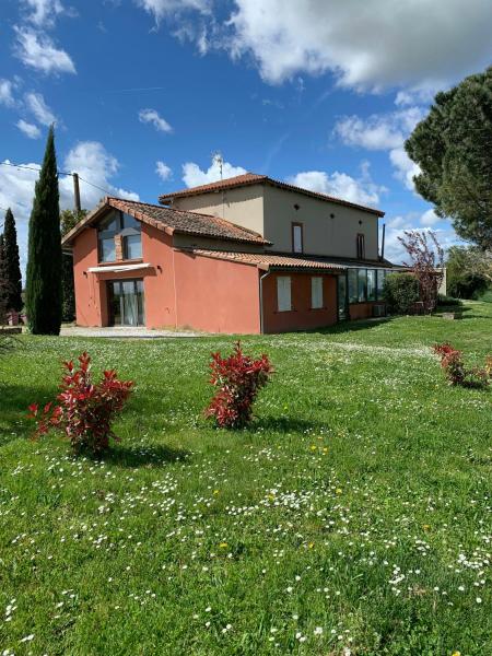 A la foto es mostra l'objecte Renovated Farmhouse With Shared Pool In Lauragais situat a la ciutat de Arrouède.