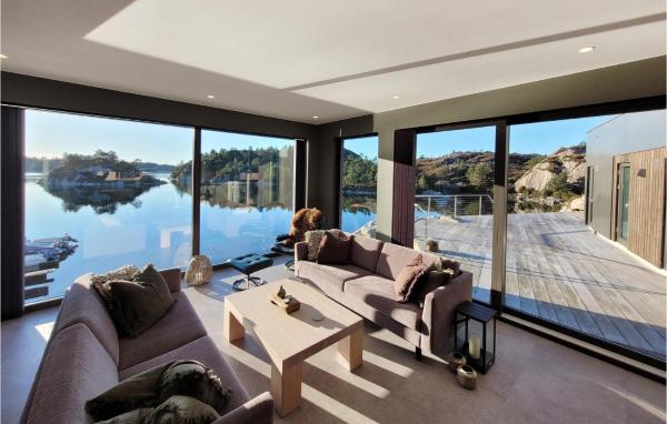 På billedet ses objektet 5 Bedroom Lovely Home In Urangsvåg beliggende i byen Ervik.