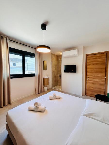 Φωτογραφία 1: Coliving - Private Shower - Bfast & Terrace Dining