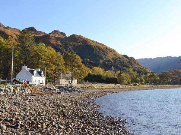 A la foto es mostra l'objecte Shore Cottage situat a la ciutat de Arnisdale.