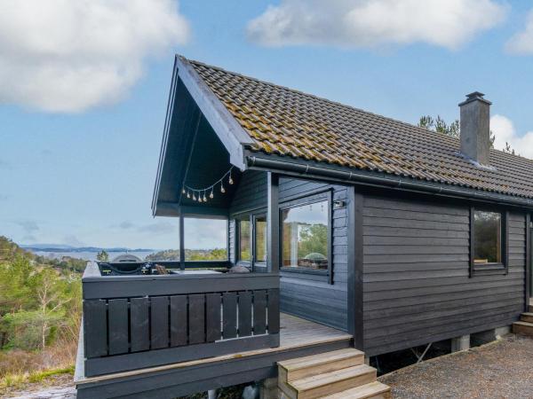 Na foto é possível ver o objeto Gunnarhytta, Valevåg localizado na cidade de Mosterhamn.