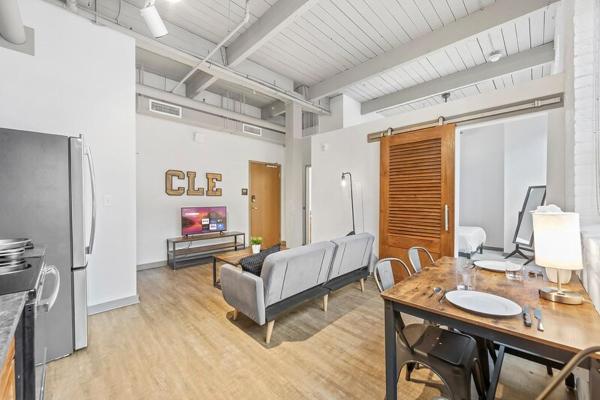 Charming DT Loft l Parking l Fast Wi-Fi l Café, Cleveland