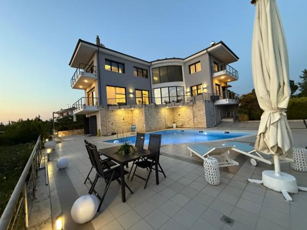 На фото показан объект Villa Etheria Luxe, расположенный в городе Перея.
