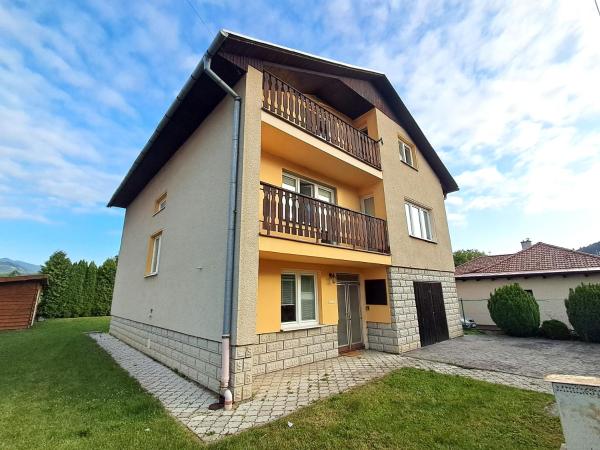 Na fotografii je vidět objekt Rekreačný Dom Relax blízko Snowlandu Valča nacházející se ve městě Príbovce.