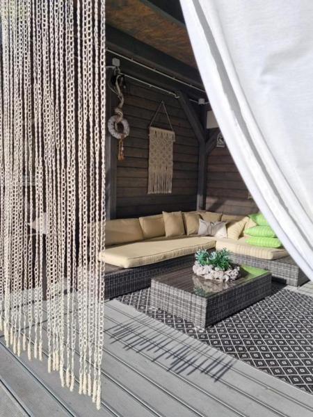 写真にはSławoszynko市にあるKarwia Plaza - Apartments - Domki z jacuzzi i saunąが写っています。