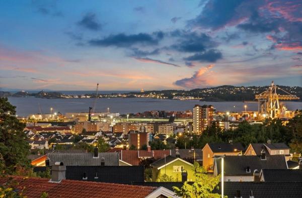 A la foto es mostra l'objecte Leilighet nær Color Line i Larvik situat a la ciutat de Lii.