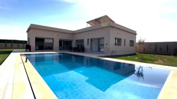 写真にはBouria市にあるVilla Mimoucheが写っています。