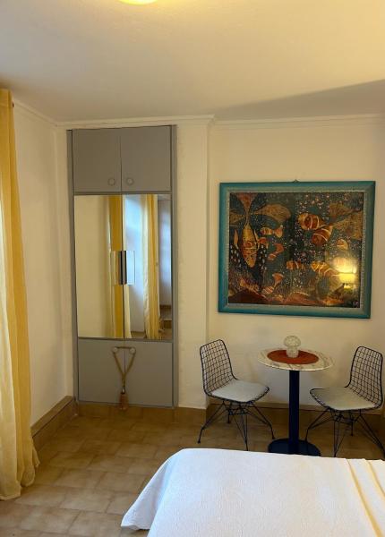 En la foto se muestra el objeto Hera's Hideaway ubicado en la ciudad de Samos.
