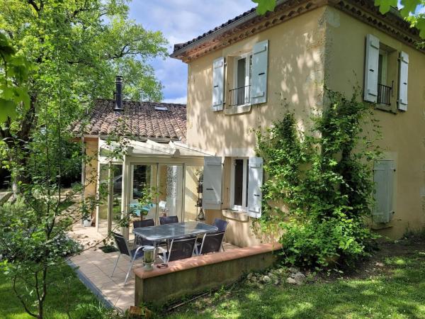 Nella foto è visibile l'oggetto Charmant cottage en pierre dans un parc arboré situato nella città di Larressingle.