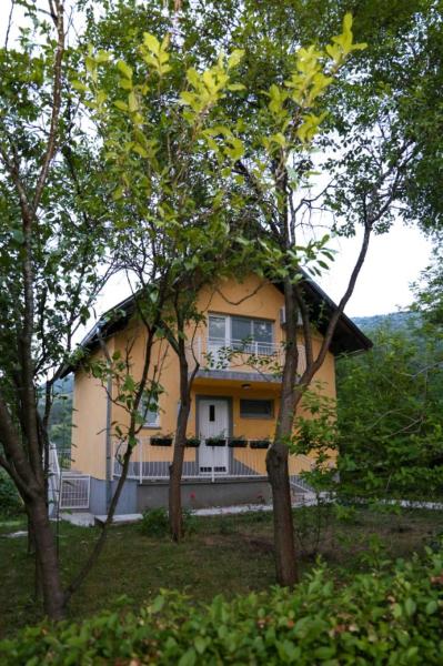 The photo shows the Vikendica Sara located in the city of Mlinište.