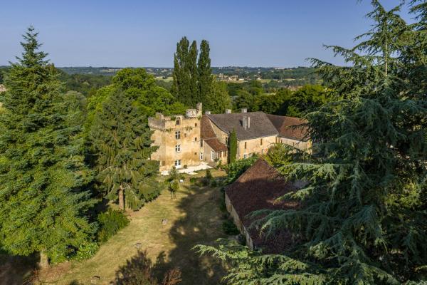 A la foto es mostra l'objecte Château de Nanthiat situat a la ciutat de Sarrazac.