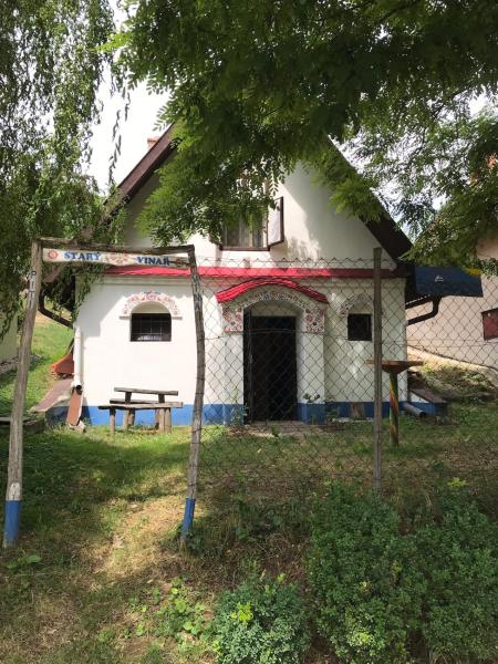 Na fotografii je vidět objekt Vinný sklípek STARÝ VINAŘ nacházející se ve městě Vlkoš.