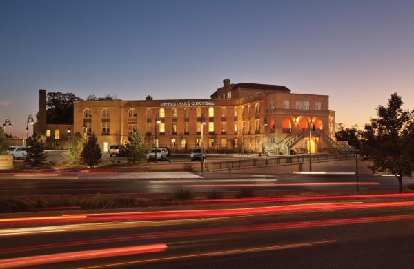 Na fotografii je vidět objekt Hotel Parq Central Albuquerque nacházející se ve městě Albuquerque.
