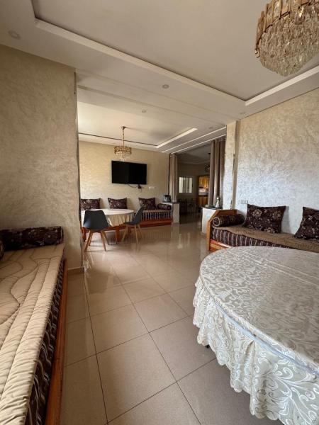 Luxury apartment next to beach, Al-Husajma