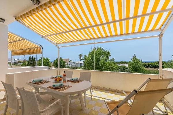 The photo shows the La Rosa Apartment Sea View - Happy Rentals located in the city of Salve.
