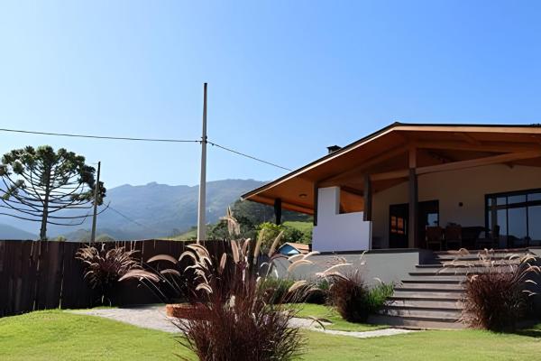 På billedet ses objektet Casa Tempo | 2h30 SP | Exclusividade na montanha beliggende i byen Santo Antônio do Pinhal.