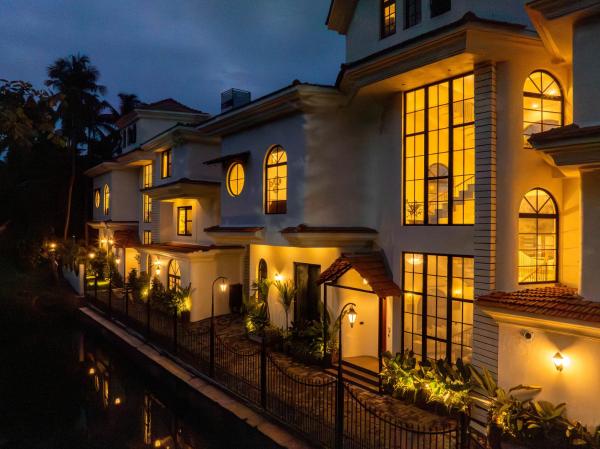The photo shows the Morii Homes 4BHK luxury Pool Villa Assagao, Near Vagator beach located in the city of Parra.