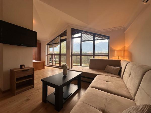 A la foto es mostra l'objecte Top floor and mountain views situat a la ciutat de Razlog.