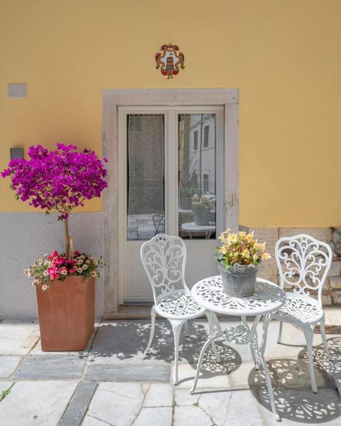 Na zdjęciu widoczny jest obiekt Casa Granai Torano położony w mieście Bedizzano.