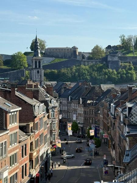 Na foto é possível ver o objeto La douce Parenthèse localizado na cidade de Namur.