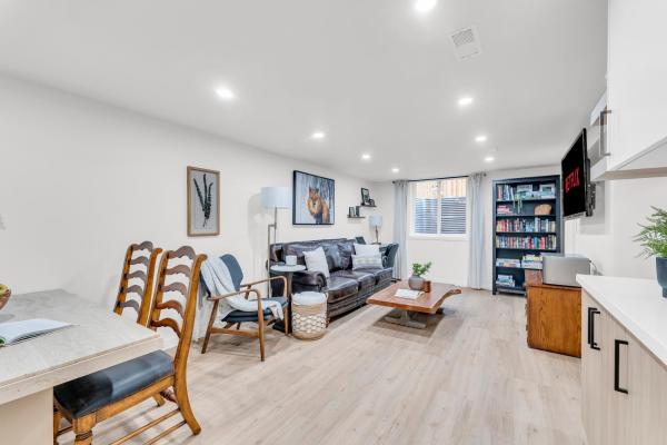 A la foto es mostra l'objecte Bright 2-Bedroom Apartment situat a la ciutat de Burlington.