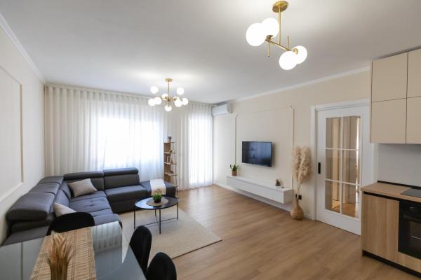 A la foto es mostra l'objecte Cityline Apartment - Steps from Station & Center situat a la ciutat de Durrës.