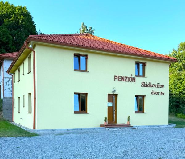 På bildet vises objektet Sládkovičov dvor som ligger i byen Kozelník.