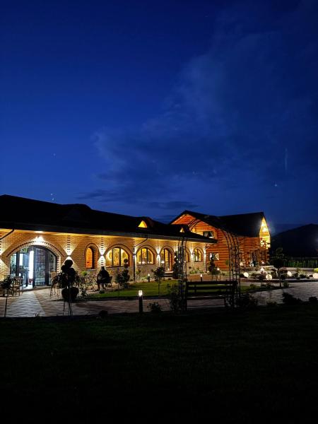 A la foto es mostra l'objecte Bucovina Exclusiv situat a la ciutat de Vama.