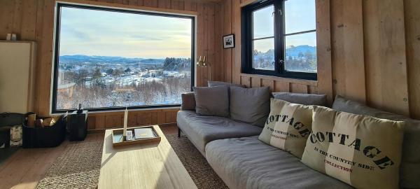 A la foto es mostra l'objecte Panoramic Cabin With Forest And Mountain Views situat a la ciutat de Lier.