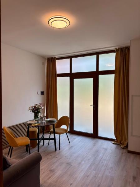 På billedet ses objektet Cozy apartment Como Lake beliggende i byen Como.