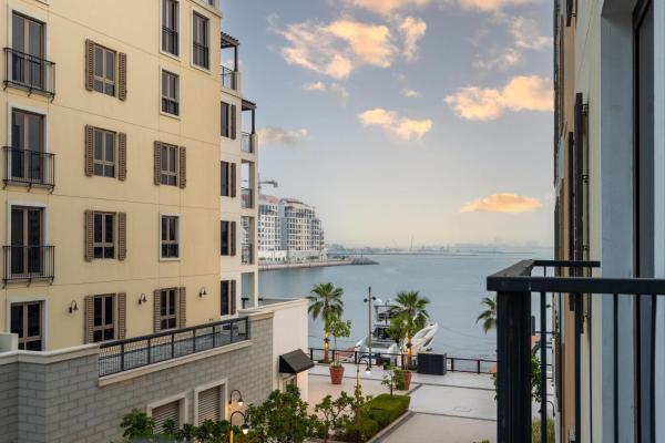 Na fotografii je vidět objekt Stylish 1BR Apartment in La Mer Dubai with Balcony and Partial Marina Views nacházející se ve městě Dubaj.