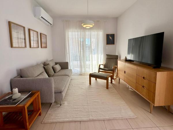 Modern two bedroom 2025- Renovated Apartment with Pool, Pafos