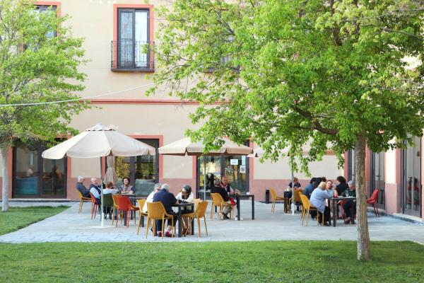 Na zdjęciu widoczny jest obiekt Hotel Real Balneario Carlos III położony w mieście Trillo.