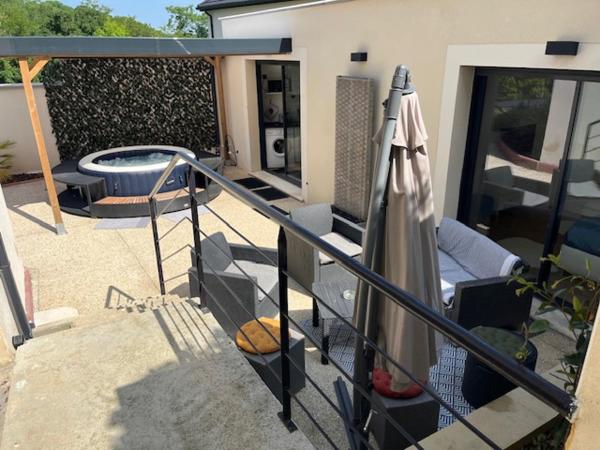 På billedet ses objektet Appartement indépendant refait a neuf avec jacuzzi et terrasse privative proximité gare beliggende i byen Viarmes.