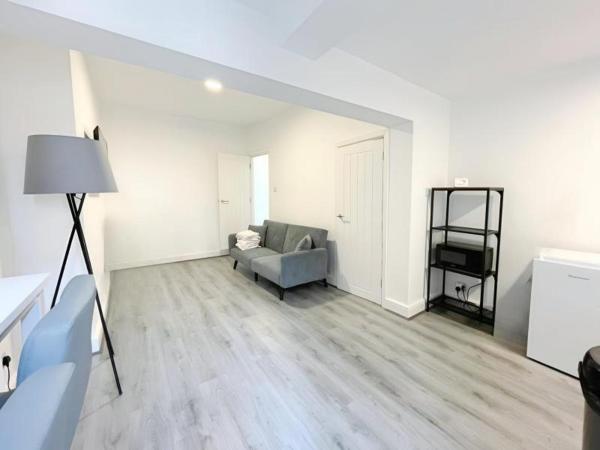 A la foto es mostra l'objecte Comfy Beds group House situat a la ciutat de Birkenhead.