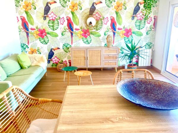 A la foto es mostra l'objecte Tucan tropical situat a la ciutat de Senmanat.