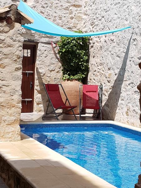 A la foto es mostra l'objecte Casa Sastre Segui situat a la ciutat de Carroja.