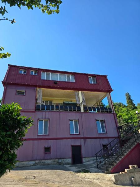 Na foto é possível ver o objeto Guest house EMZAR localizado na cidade de Chakvi.