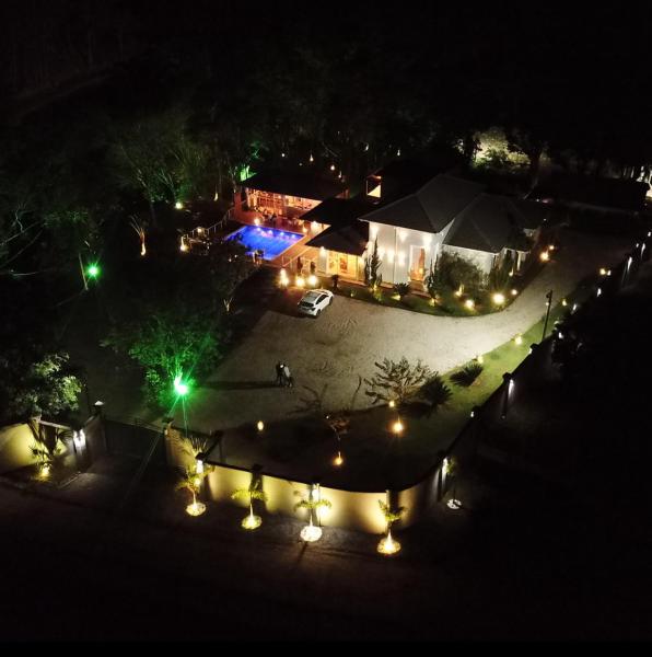 Op de foto is het object Casa para Locação Terras de São Francisco! te zien, gelegen in de stad Santo Antônio do Jardim.