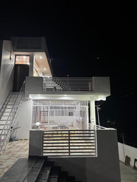 A la foto es mostra l'objecte Om villa retreat situat a la ciutat de Saur.