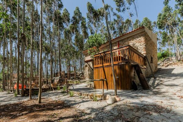 A la foto es mostra l'objecte A Casa de Pedra situat a la ciutat de Reguengo Grande.
