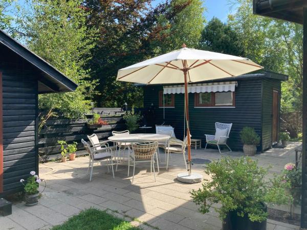 Nella foto è visibile l'oggetto Cozy 60S Summer House Next To Korevlerne situato nella città di Højby.