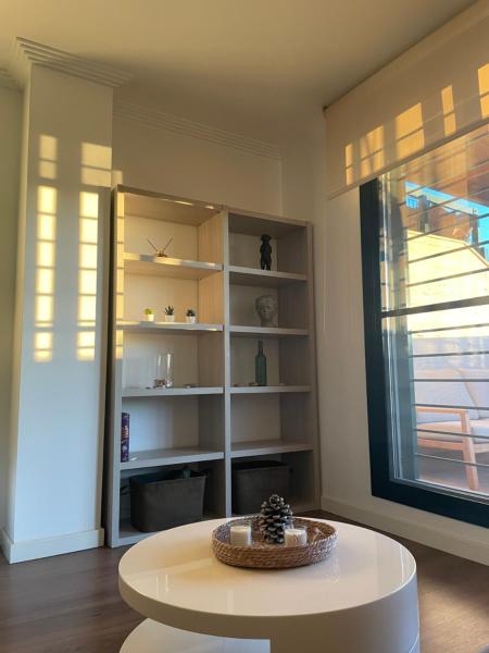 Fotografie 2: Mountains, the Sea and Orange Fields - Calm Retreat with Scenic Balcony