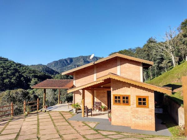 På billedet ses objektet Casa em Santo A do Pinhal, vizinha à Campos do Jordão beliggende i byen Santo Antônio do Pinhal.