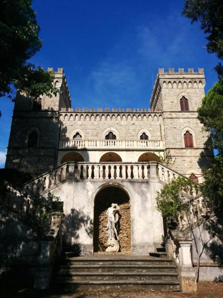 写真にはカーヴォ市にあるCastello Bellarivaが写っています。