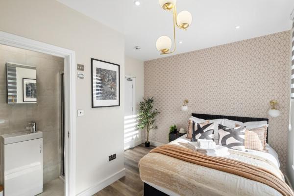 Cosy Gem next North Mid Hospital & Hotspur Stadium, London